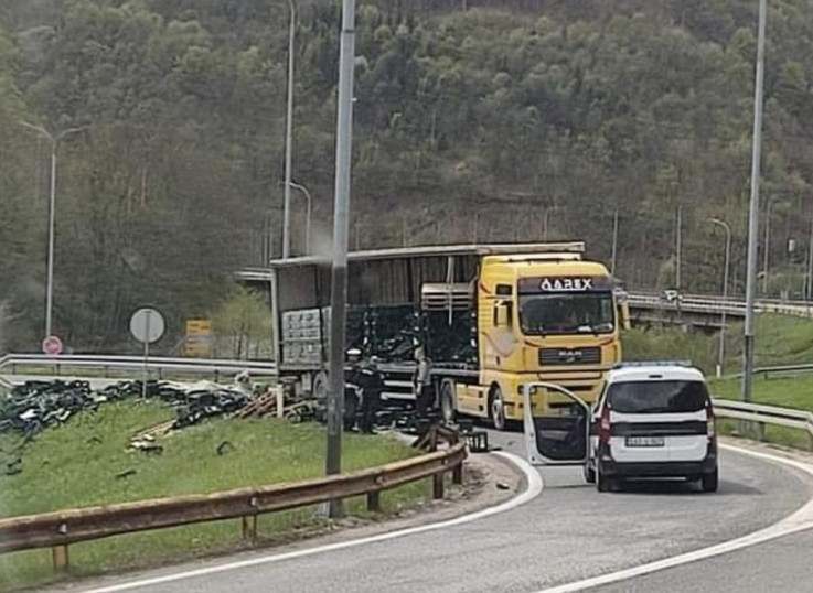 U Lašvi kod Zenice: Desetine gajbi s pićem ispale iz kamiona U Lašvi kod Zenice: Desetine gajbi s pićem ispale iz kamiona