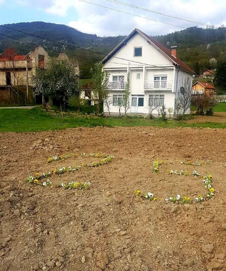 Avlija nane Fate Orlović: Na mjestu nelegalno sagrađene crkve posađeno cvijeće