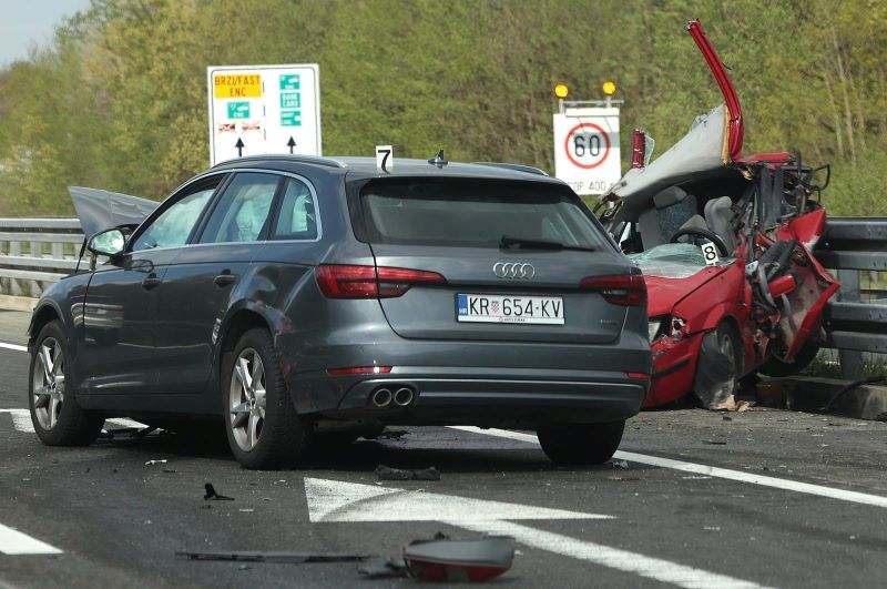 Stravične slike nakon nesreće na autoputu kod Zagreba u kojoj je poginula jedna osoba Stravične slike nakon nesreće na autoputu kod Zagreba u kojoj je poginula jedna osoba