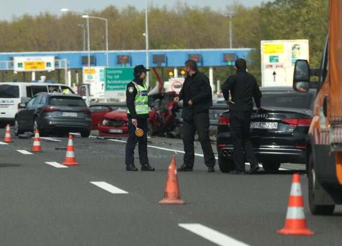 Stravične slike nakon nesreće na autoputu kod Zagreba u kojoj je poginula jedna osoba Stravične slike nakon nesreće na autoputu kod Zagreba u kojoj je poginula jedna osoba