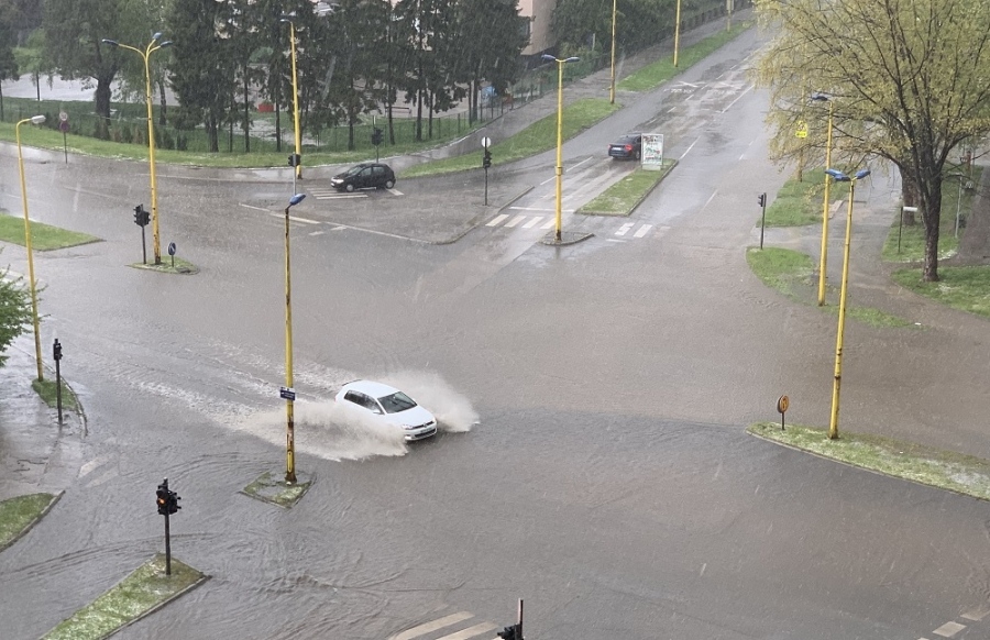 JAKO NEVRIJEME NA SJEVEROISTOKU DRŽAVE: Saobraćajnice pod vodom, led uništava usjeve (VIDEO)