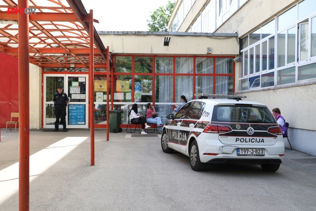 Dojave o postavljenim bombama u školama u Sarajevu stigle na više od 100 adresa Dojave o postavljenim bombama u školama u Sarajevu stigle na više od 100 adresa