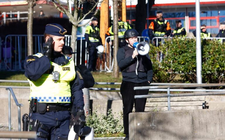 Paludan oklopnim vozilom doveden na mjesto gdje je pod zaštitom policije spalio časni Kuran Paludan oklopnim vozilom doveden na mjesto gdje je pod zaštitom policije spalio časni Kuran