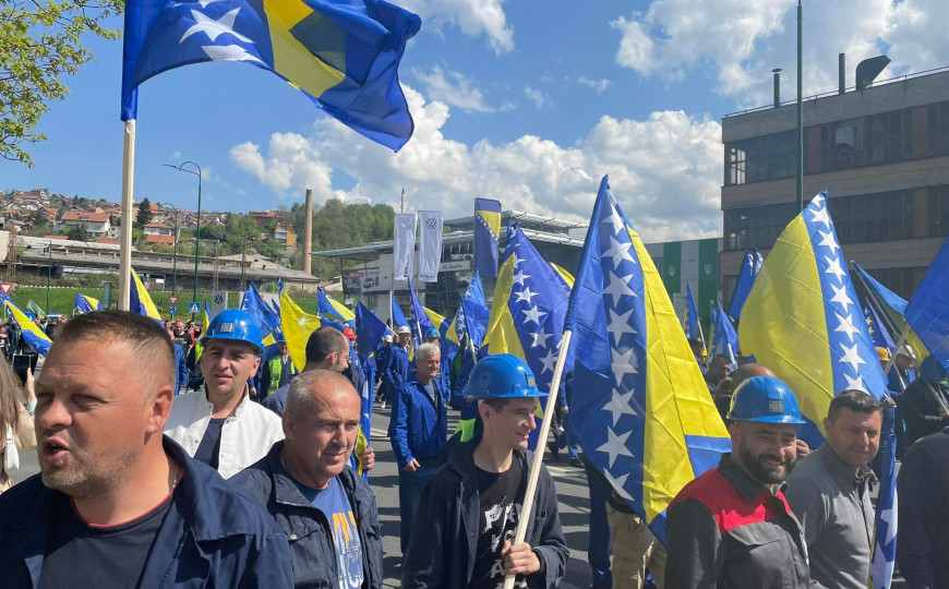 “Žalosno je da obilazite rudnike i iftarite, sram vas i stid bilo”