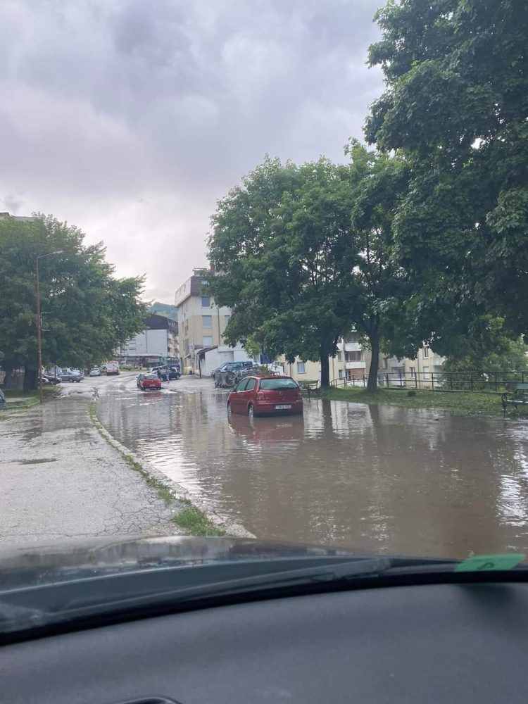 (FOTO) VELIKO NEVRIJEME I U VITEZU: GRAD NANIO VELIKU ŠTETU NA USJEVIMA I ZASADIMA VOĆA