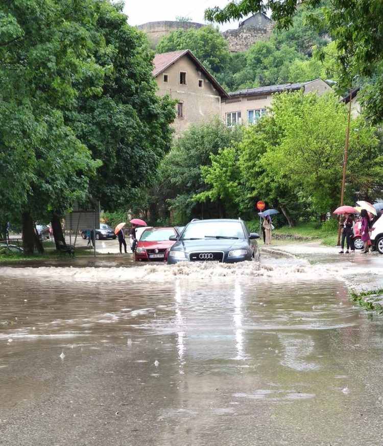 (FOTO) VELIKO NEVRIJEME I U VITEZU: GRAD NANIO VELIKU ŠTETU NA USJEVIMA I ZASADIMA VOĆA