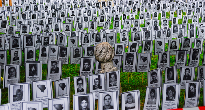 “Dan bijelih traka” – Tužno sjećanje na 3.176 ubijenih Prijedorčana i 102 djece