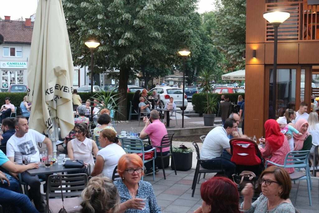 FOTO: UGODNA NOĆ IZMAMILA VELIKI BROJ TEŠNJAKA U LIJEPU BAŠTU RESTORANA HAUSTOR