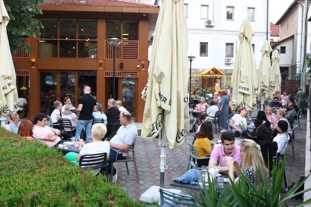 FOTO: UGODNA NOĆ IZMAMILA VELIKI BROJ TEŠNJAKA U LIJEPU BAŠTU RESTORANA HAUSTOR