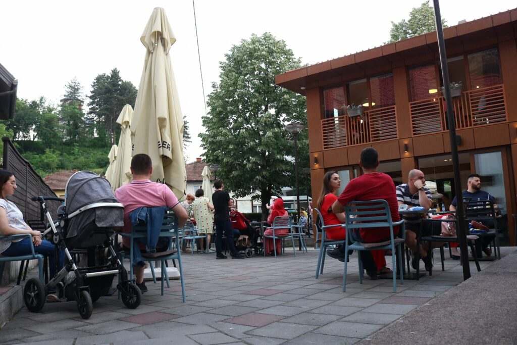 FOTO: UGODNA NOĆ IZMAMILA VELIKI BROJ TEŠNJAKA U LIJEPU BAŠTU RESTORANA HAUSTOR