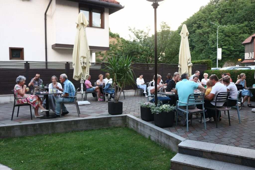 FOTO: UGODNA NOĆ IZMAMILA VELIKI BROJ TEŠNJAKA U LIJEPU BAŠTU RESTORANA HAUSTOR