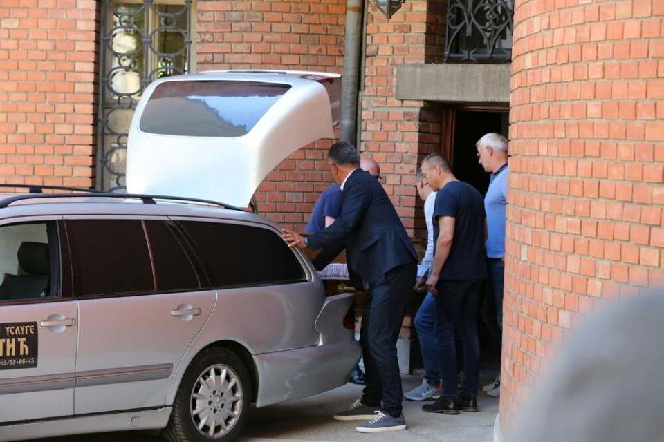 Nenad Periš unio sanduk sa tijelom sina u crkvu: Beograđani došli da se oproste od Mateja Periša! (Foto) Nenad Periš unio sanduk sa tijelom sina u crkvu: Beograđani došli da se oproste od Mateja Periša! (Foto)