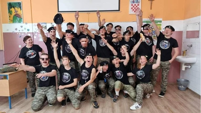 Nacistički pozdrav maturanata u Brodu Nacistički pozdrav maturanata u Brodu