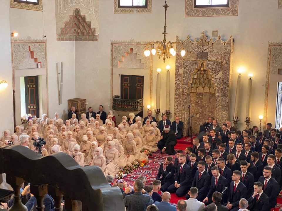 Gazi Husrev-begovu medresu ove godine završilo 49 učenika i 68 učenica Gazi Husrev-begovu medresu ove godine završilo 49 učenika i 68 učenica