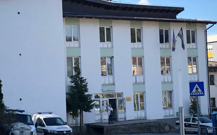 Velika tragedija u BiH : Maturant pištoljem izvršio samoubistvo u porodičnoj kući Velika tragedija u BiH : Maturant pištoljem izvršio samoubistvo u porodičnoj kući