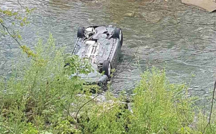 Nesreća kod Zavidovića: Automobil završio u rijeci Gostović