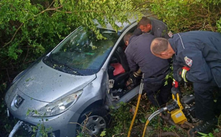 Vatrogasci rezali lim i izvukli djevojku iz automobila Vatrogasci rezali lim i izvukli djevojku iz automobila