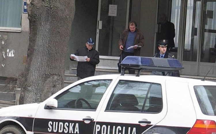 Umjesto mobitela, Tešnjaku poslao čašu i plavu krpu Umjesto mobitela, Tešnjaku poslao čašu i plavu krpu