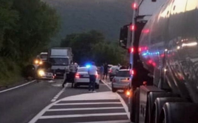 Pet osoba povrijeđeno u teškom udesu na putu Čapljina - Mostar, saobraćaj obustavljen