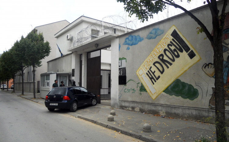 Pritvorenik pokušao pobjeći iz mostarskog zatvora: Zapeo za žicu, skočio na stablo... Pritvorenik pokušao pobjeći iz mostarskog zatvora: Zapeo za žicu, skočio na stablo...