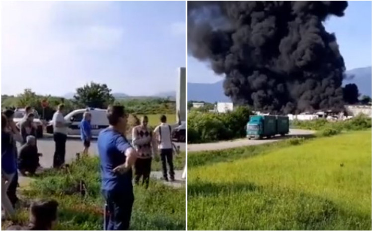 Tužan prizor ispred Austrotherma u Bihaću: Radnici gledaju kako vatra guta fabriku u kojoj su zarađivali svoj hljeb Tužan prizor ispred Austrotherma u Bihaću: Radnici gledaju kako vatra guta fabriku u kojoj su zarađivali svoj hljeb