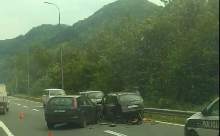 Teška saobraćajna nesreća na M-17 kod Zenice, povrijeđene tri osobe Teška saobraćajna nesreća na M-17 kod Zenice, povrijeđene tri osobe