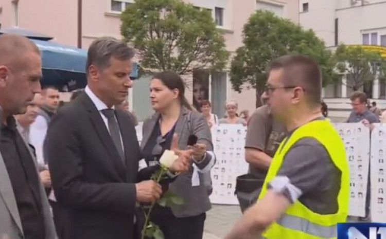 Nisu dozvolili Novaliću da se obrati u Prijedoru: Možete odati počast, ali ovdje nemojte davati izjave Nisu dozvolili Novaliću da se obrati u Prijedoru: Možete odati počast, ali ovdje nemojte davati izjave