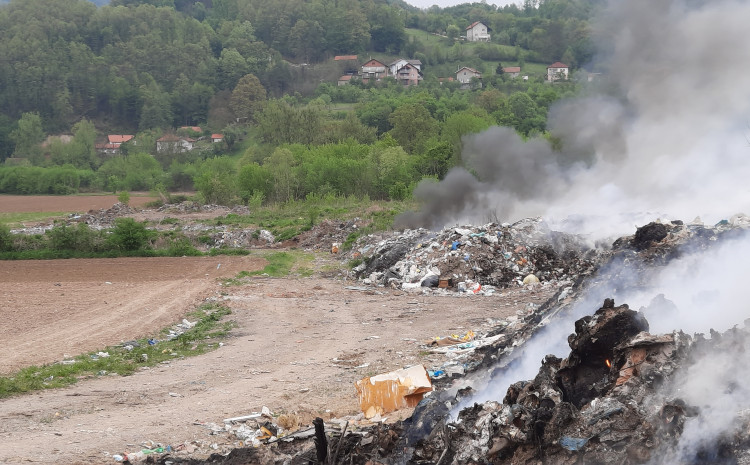 Velika ekološka katastrofa: Zapaljena divlja deponija, mještani se od jučer guše u dimu i smradu Velika ekološka katastrofa: Zapaljena divlja deponija, mještani se od jučer guše u dimu i smradu