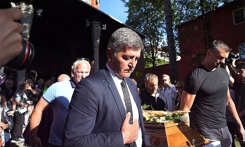 Nenad Periš nakon sahrane: Zbližila nas je ljubav, hvala svima koji su se molili za mog sina