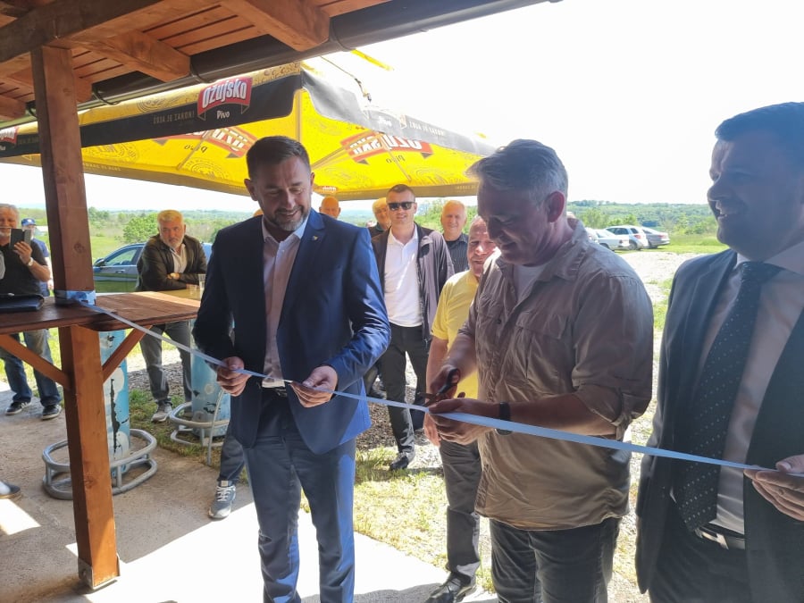 Komšić i Ramić otvorili prostorije Udruge građana 'Brize - Foča' u Foči kod Doboja Komšić i Ramić otvorili prostorije Udruge građana 'Brize - Foča' u Foči kod Doboja