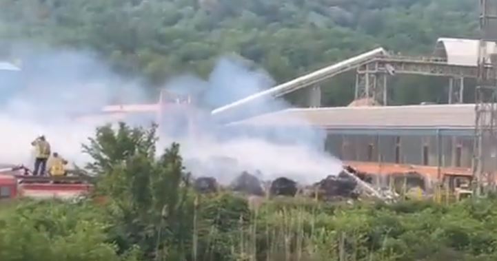 VATROGASCI DEŽURALI TOKOM NOĆI Ugašen požar u fabrici papira u Maglaju VATROGASCI DEŽURALI TOKOM NOĆI Ugašen požar u fabrici papira u Maglaju