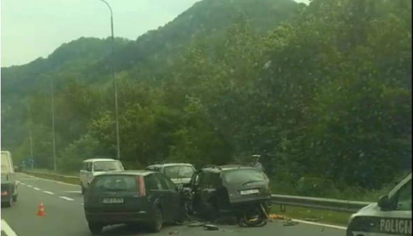 Teška saobraćajna nesreća na M-17 kod Zenice, povrijeđene tri osobe Teška saobraćajna nesreća na M-17 kod Zenice, povrijeđene tri osobe
