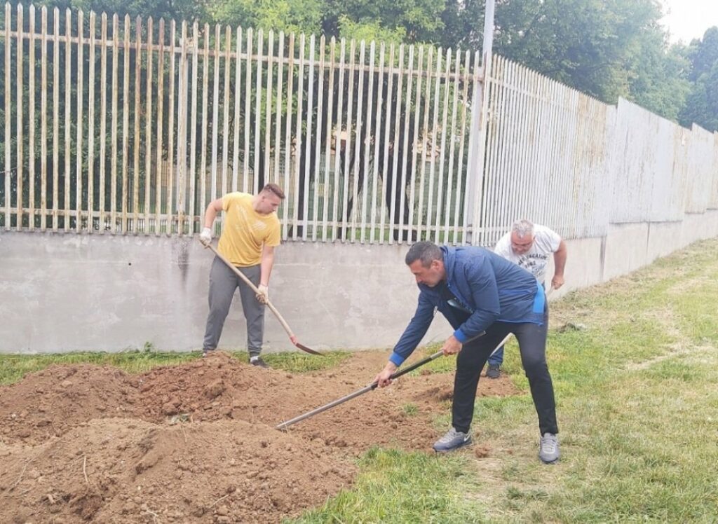 Dragičević sa Memićem uredio zelenu površinu gdje je boravio Dragičević sa Memićem uredio zelenu površinu gdje je boravio