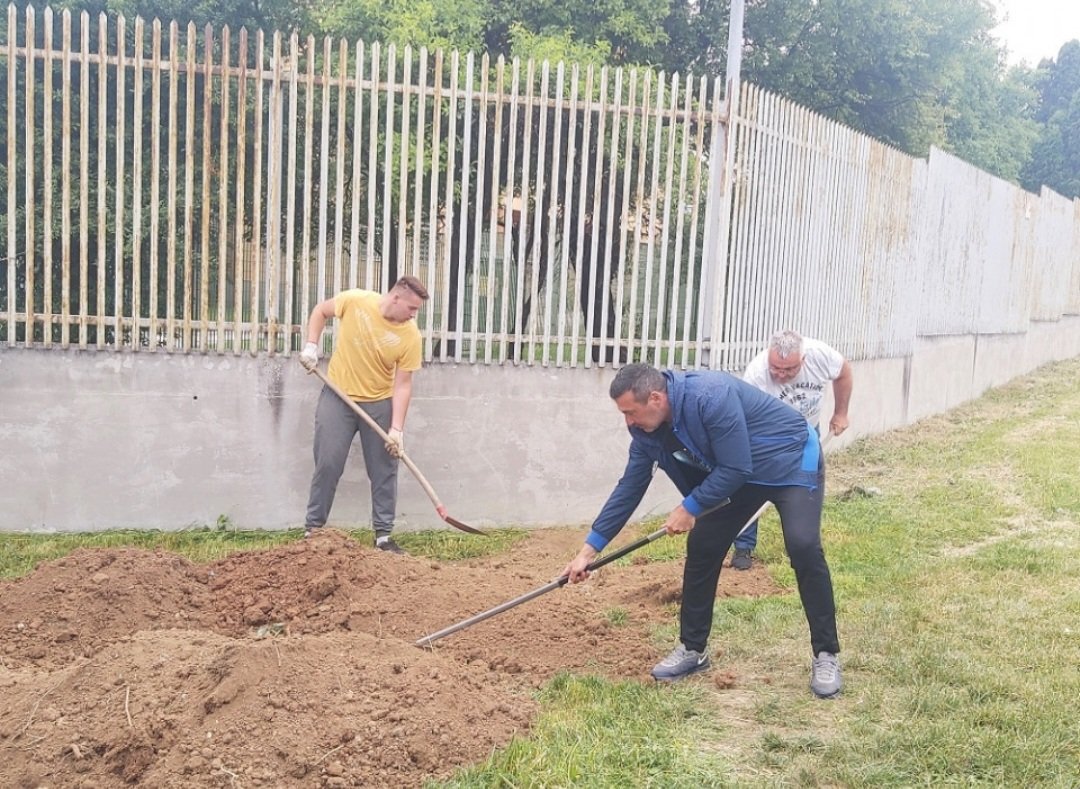 Dragičević sa Memićem uredio zelenu površinu gdje je boravio