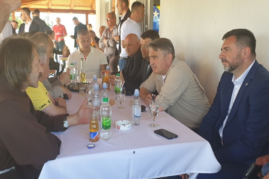 KOMŠIĆ SA HRVATIMA DOBOJA: Razgovarano o problemima sa kojima se susreću povratnici (FOTO) KOMŠIĆ SA HRVATIMA DOBOJA: Razgovarano o problemima sa kojima se susreću povratnici (FOTO)