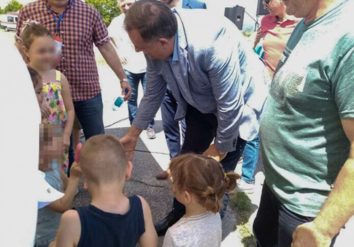 Dodik počastio mališane sa 200 KM: “Da kupite po još jedan sladoled” Dodik počastio mališane sa 200 KM: “Da kupite po još jedan sladoled”