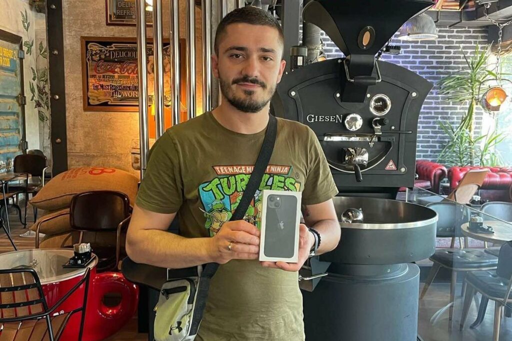 Banjalučanin iPhone dobijen u nagradnoj igri prodao za liječenje Vukana, akcija ušla u zadnji dan Banjalučanin iPhone dobijen u nagradnoj igri prodao za liječenje Vukana, akcija ušla u zadnji dan
