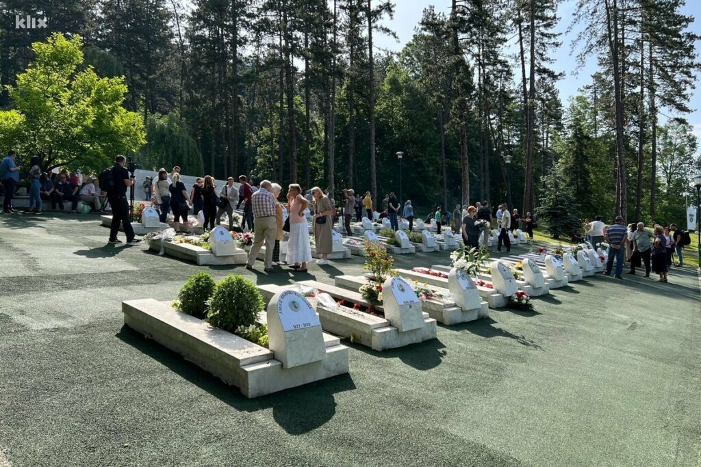 Jecaji u Aleji mladosti u Tuzli: Bol za poginulim djetetom je najteža Jecaji u Aleji mladosti u Tuzli: Bol za poginulim djetetom je najteža