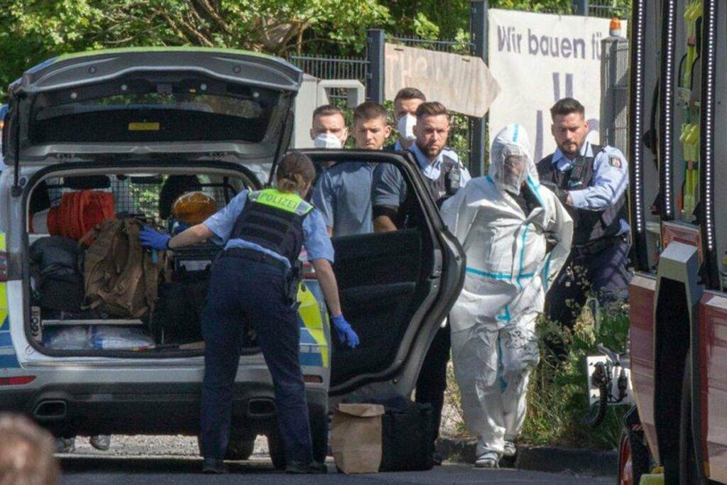 Putnik ubadao ljude u vozu, jedva ga savladali Putnik ubadao ljude u vozu, jedva ga savladali