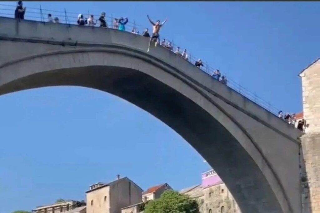 Pogledajte skok američkog turiste kojeg su spasili hrabri Mostarci