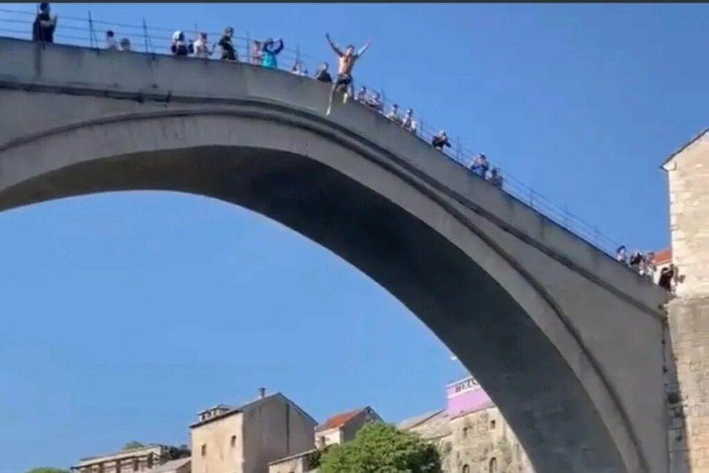 Pogledajte skok američkog turiste kojeg su spasili hrabri Mostarci Pogledajte skok američkog turiste kojeg su spasili hrabri Mostarci