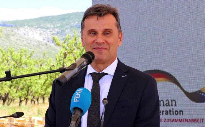 Novalić: U ovim teškim vremenima posebnu podršku dajemo domaćim proizvođačima Novalić: U ovim teškim vremenima posebnu podršku dajemo domaćim proizvođačima