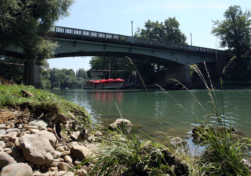 IZBJEGNUTA TRAGEDIJA Maloljetnica skočila sa mosta u Banjaluci, spasena u zadnji čas