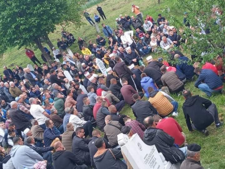Klanjana dženaza mladiću koji je poginuo na gradilištu u Lukavcu Klanjana dženaza mladiću koji je poginuo na gradilištu u Lukavcu