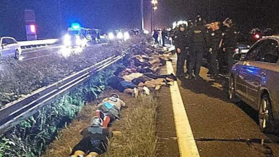 Svjedok sukoba policije i više stotina torcidaša: Trčali su po autocesti, jedan se htio sakriti u automobil Svjedok sukoba policije i više stotina torcidaša: Trčali su po autocesti, jedan se htio sakriti u automobil