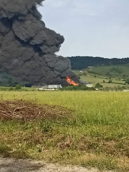 Katastrofa: Vatra guta fabriku stiropora u Bihaću, kulja crni dim Katastrofa: Vatra guta fabriku stiropora u Bihaću, kulja crni dim