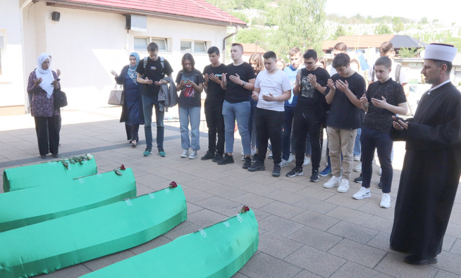 Uz suze ispraćeni tabuti s posmrtnim ostacima Bratunčana Uz suze ispraćeni tabuti s posmrtnim ostacima Bratunčana