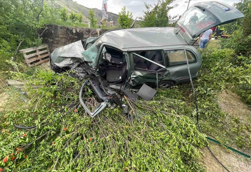 Teška saobraćajna nesreća kod Bune: Više osoba povrijeđeno, vatrogasci izvlačili djevojku iz auta Teška saobraćajna nesreća kod Bune: Više osoba povrijeđeno, vatrogasci izvlačili djevojku iz auta