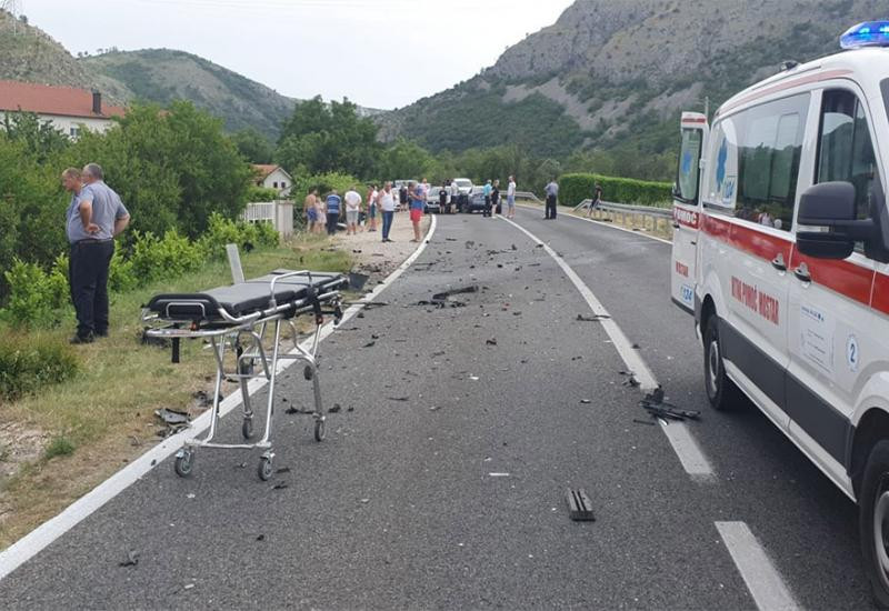 Teška saobraćajna nesreća kod Bune: Više osoba povrijeđeno, vatrogasci izvlačili djevojku iz auta