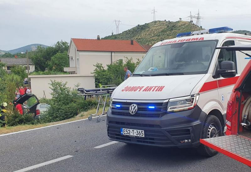 Teška saobraćajna nesreća kod Bune: Više osoba povrijeđeno, vatrogasci izvlačili djevojku iz auta Teška saobraćajna nesreća kod Bune: Više osoba povrijeđeno, vatrogasci izvlačili djevojku iz auta